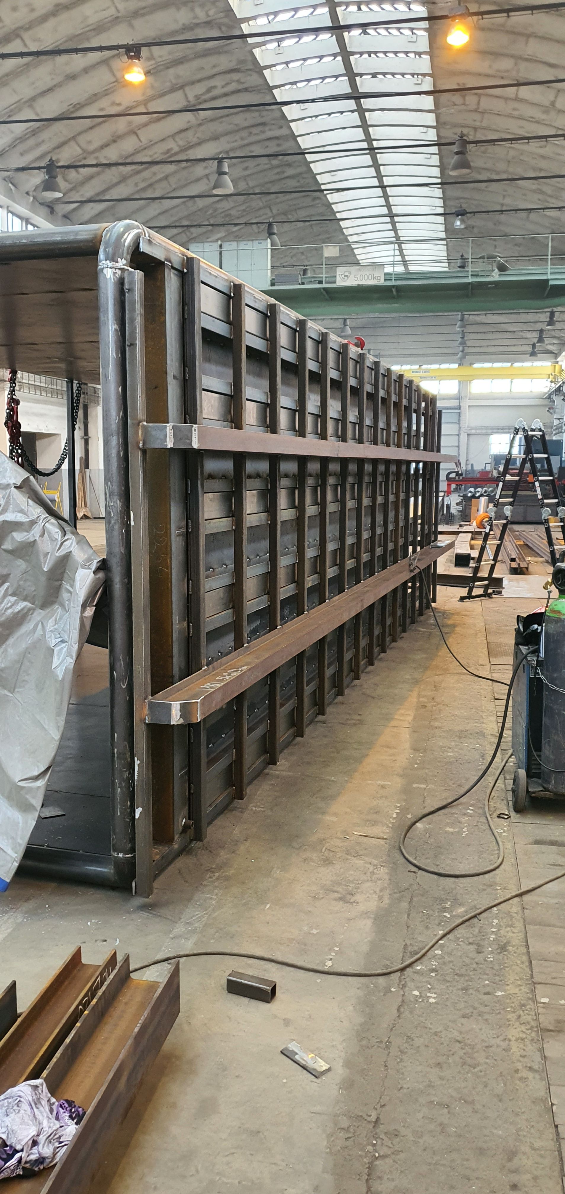 Detailní pohled na svařenou ocelovou konstrukci a žebrování boční stěny velkoobjemového kontejneru ve fázi výroby před opláštěním.  Obrázek: Biofermentory-1.jpg